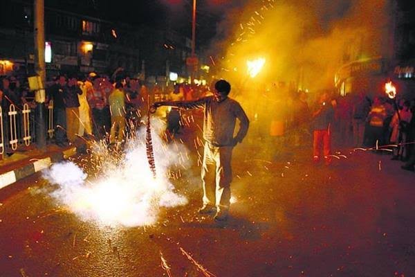 bursting crackers lead to eye sight loss