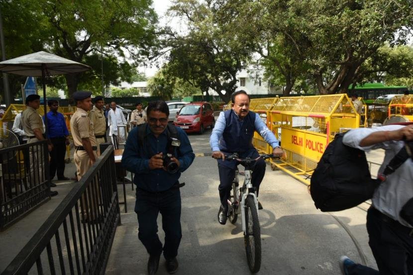 Health minster cycling
