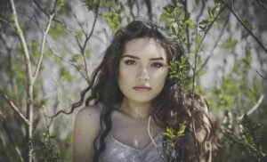 When strands suffer premature graying, they often appear to lose growth speed, become brittle, lose their natural colour and get drier.