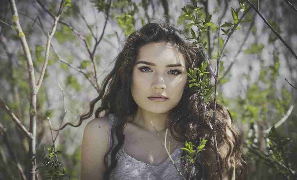When strands suffer premature graying, they often appear to lose growth speed, become brittle, lose their natural colour and get drier.