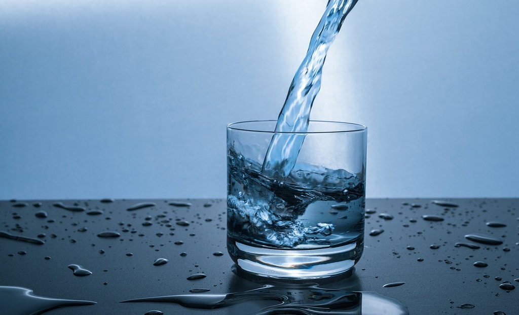 Cold water consumption can also lead to constipation. This is because chilled water solidifies and hardens food when passing through the body.