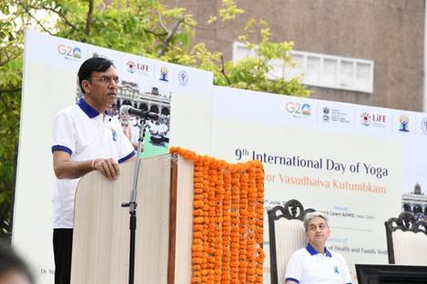 Dr. Mansukh Mandaviya Leads Mass Yoga Demonstration at AIIMS, New Delhi