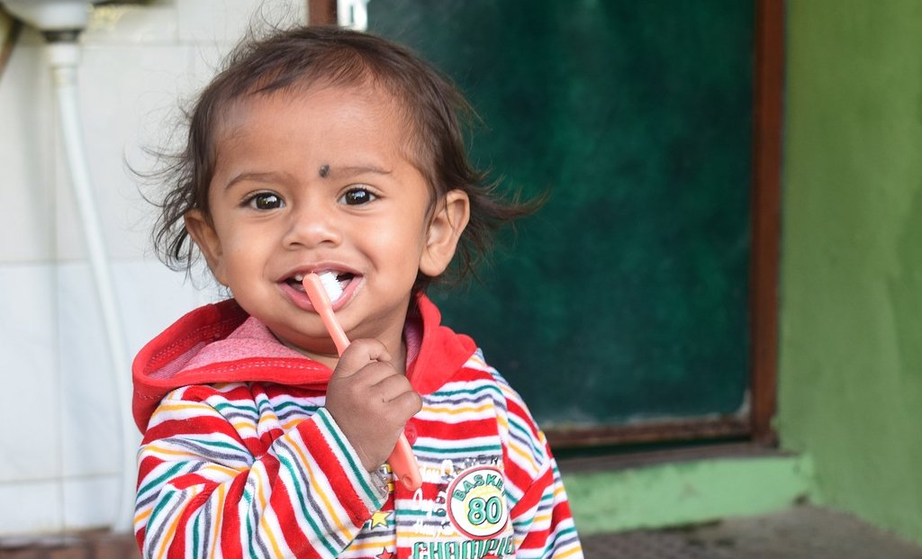 बच्चों का मुंह एक वयस्क के मुंह की तुलना में छोटा होता है।